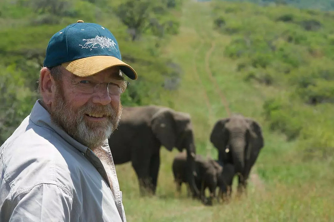 动物比人更懂爱！他从枪口救下7头大象，如今21头大象为他送葬！（视频/组图） - 38