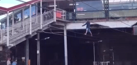 突发！悉尼城铁车站惊现“蜘蛛侠”，男子爬上电缆致使列车停运！（视频/图） - 11