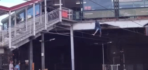突发！悉尼城铁车站惊现“蜘蛛侠”，男子爬上电缆致使列车停运！（视频/图） - 12
