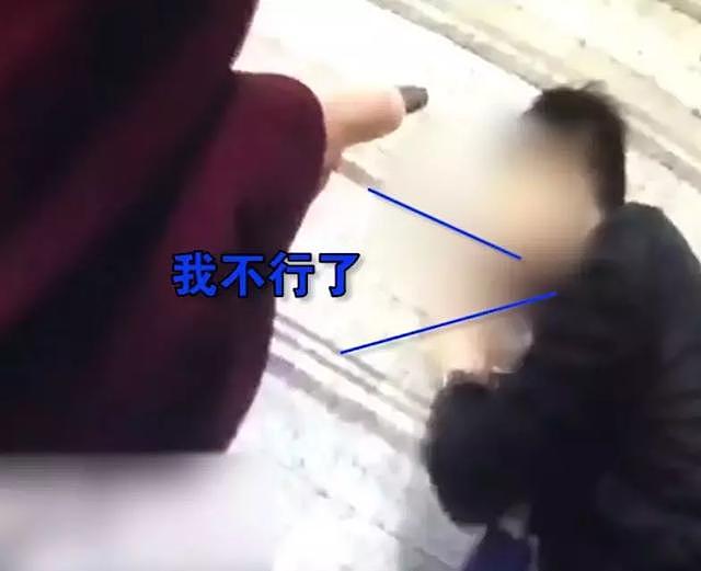 “我不行了”！年轻男子上海地铁站内昏厥，“996”加班过劳真害人…