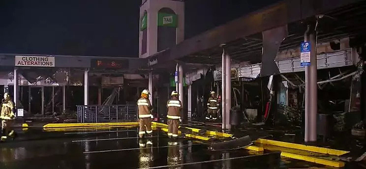 布里斯班南购物中心凌晨突遭大火，火光冲天！近10家商铺被无情吞噬 - 7