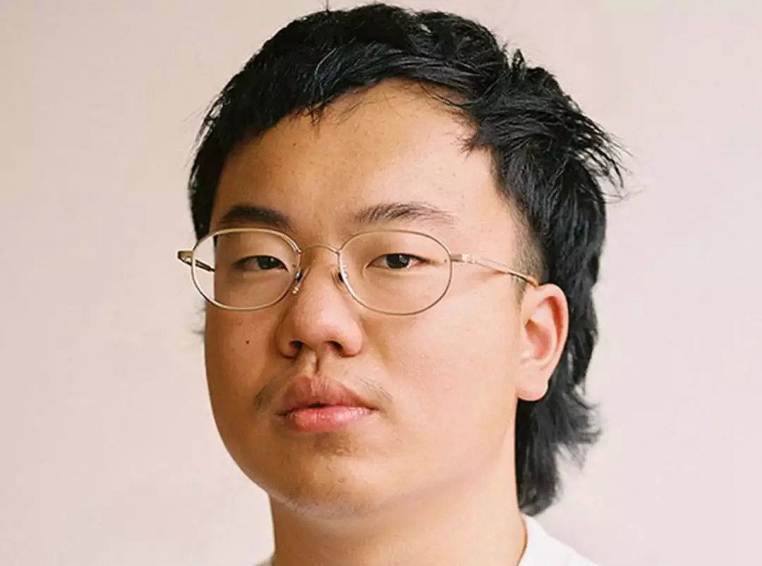 澳华裔Aaron Chen最新爆笑单口：中国大妈在飞机上让我做了啥？现在我腰缠万贯！（视频/组图） - 1