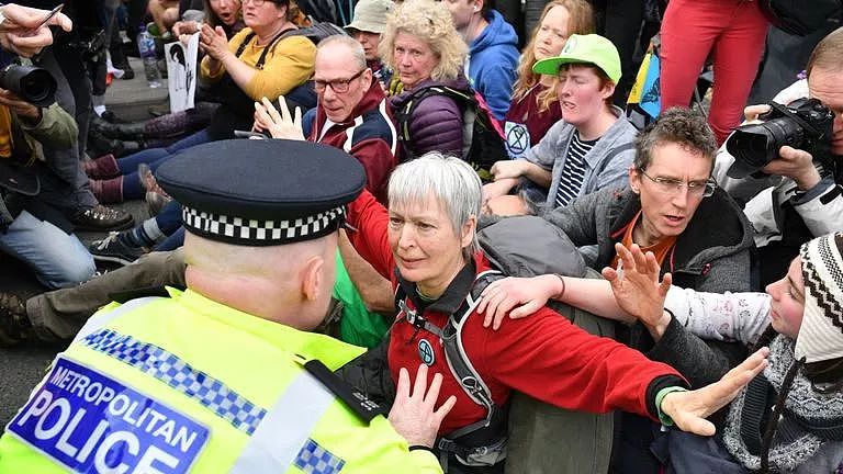 面对耍流氓风格的抗议，英国警察跳起了舞，伦敦人民想哭（组图） - 2