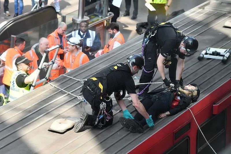 面对耍流氓风格的抗议，英国警察跳起了舞，伦敦人民想哭（组图） - 6