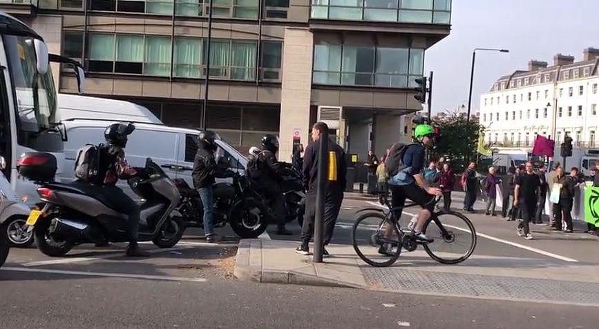面对耍流氓风格的抗议，英国警察跳起了舞，伦敦人民想哭（组图） - 25