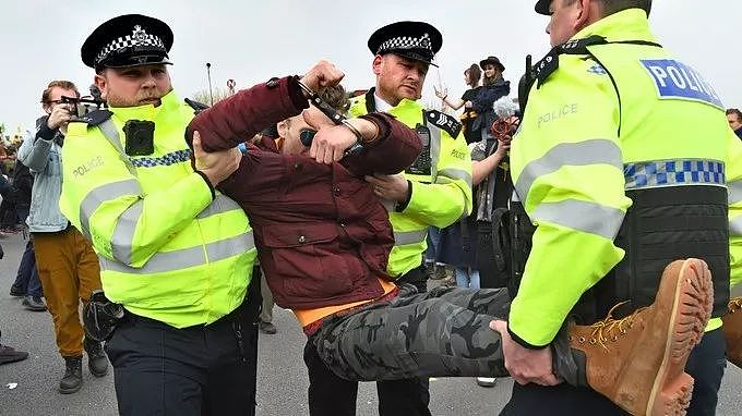 面对耍流氓风格的抗议，英国警察跳起了舞，伦敦人民想哭（组图） - 26