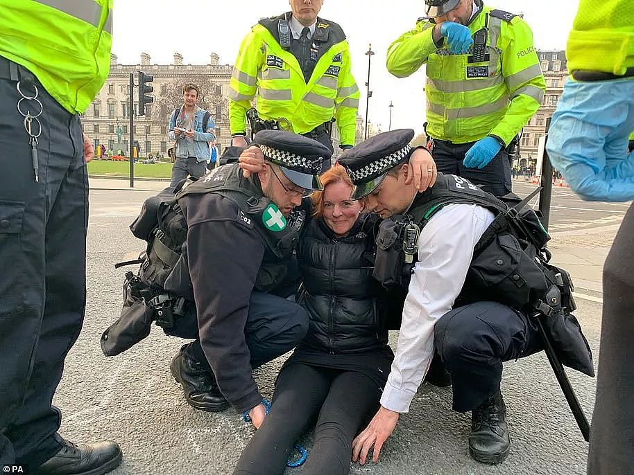 面对耍流氓风格的抗议，英国警察跳起了舞，伦敦人民想哭（组图） - 27