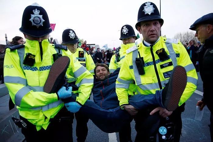 面对耍流氓风格的抗议，英国警察跳起了舞，伦敦人民想哭（组图） - 28