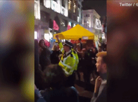 面对耍流氓风格的抗议，英国警察跳起了舞，伦敦人民想哭（组图） - 29