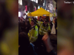 面对耍流氓风格的抗议，英国警察跳起了舞，伦敦人民想哭（组图） - 30