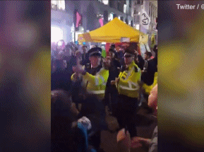 面对耍流氓风格的抗议，英国警察跳起了舞，伦敦人民想哭（组图） - 31