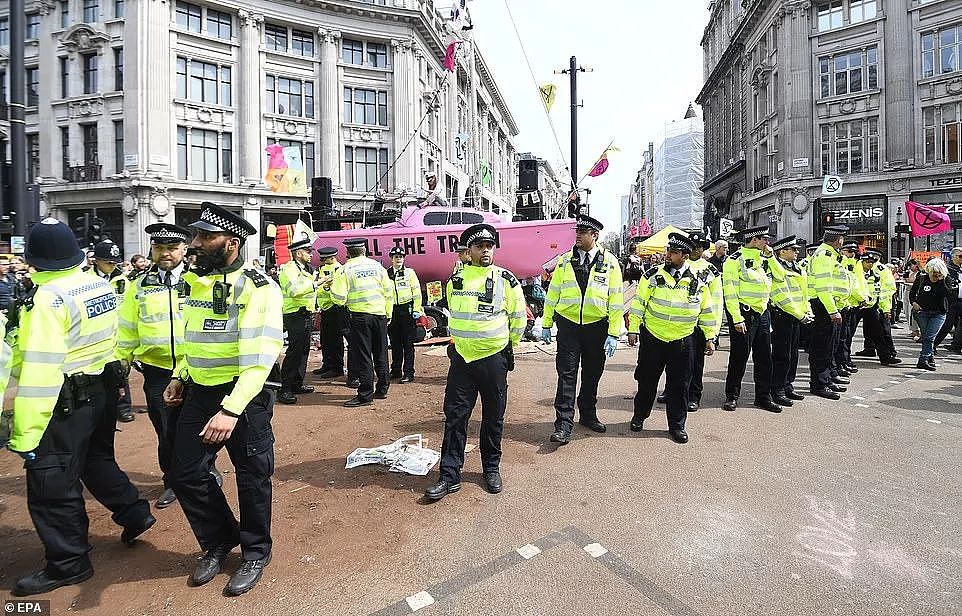 面对耍流氓风格的抗议，英国警察跳起了舞，伦敦人民想哭（组图） - 37