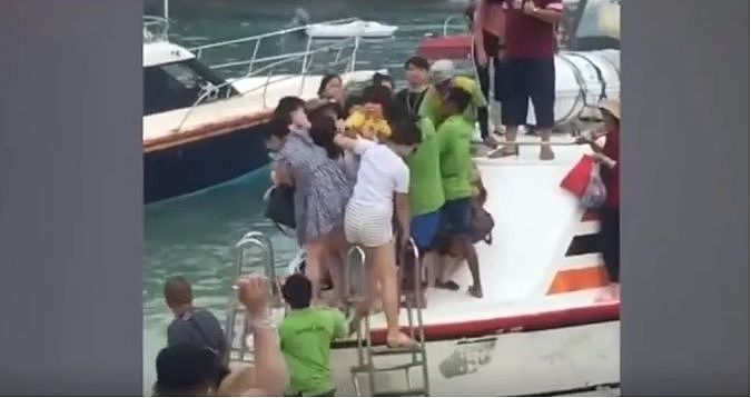 中国大妈游轮上互殴 被巨浪卷进大海 为了拍照发朋友圈命都不要了（视频/组图） - 1