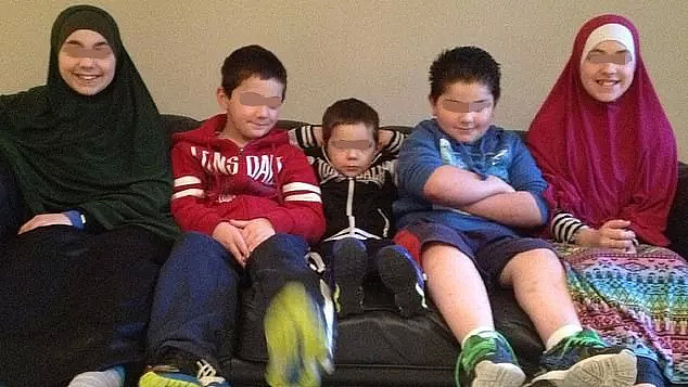 举着斩首头颅的ISIS小男孩一家想回澳洲！网友却说：“枪杀华裔警察的也是个小孩！” - 4