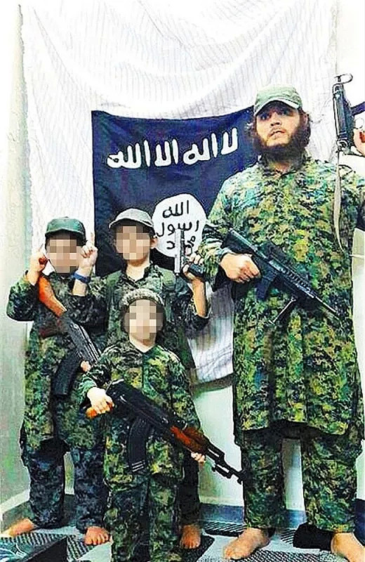 举着斩首头颅的ISIS小男孩一家想回澳洲！网友却说：“枪杀华裔警察的也是个小孩！” - 6