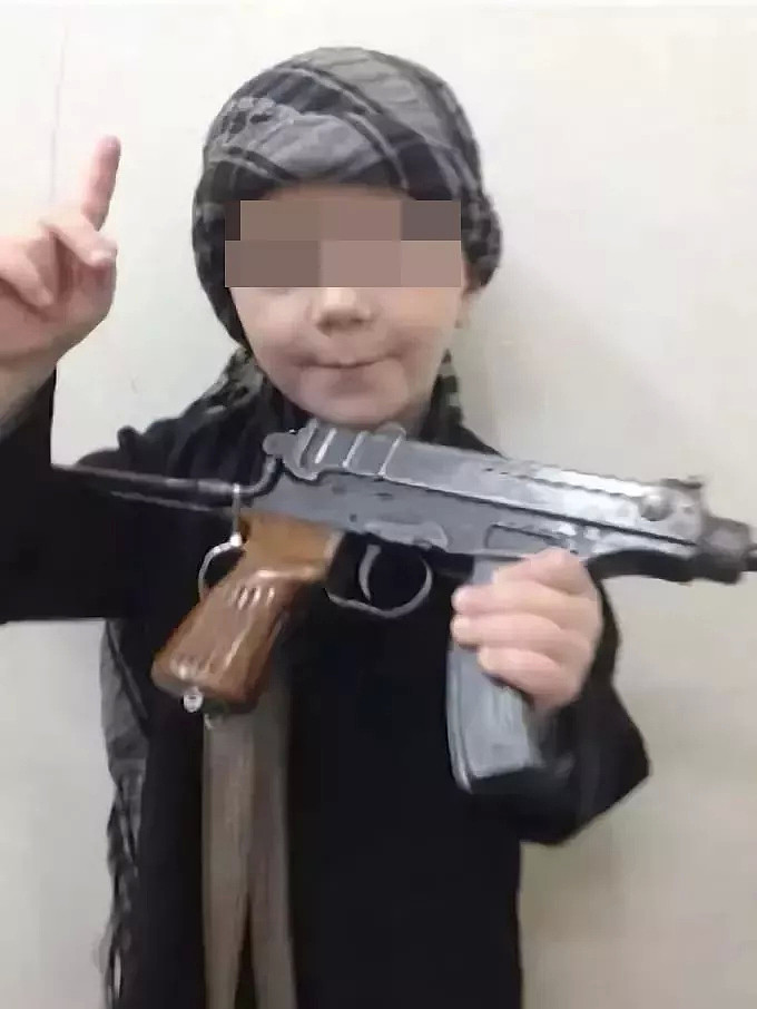 举着斩首头颅的ISIS小男孩一家想回澳洲！网友却说：“枪杀华裔警察的也是个小孩！” - 14