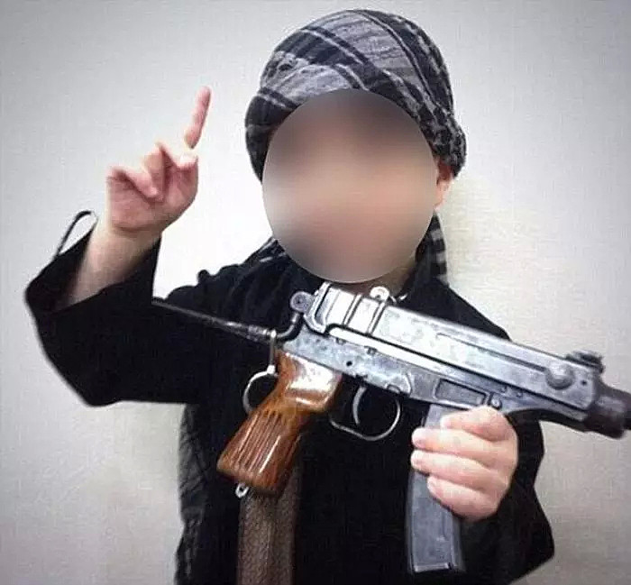 举着斩首头颅的ISIS小男孩一家想回澳洲！网友却说：“枪杀华裔警察的也是个小孩！” - 22