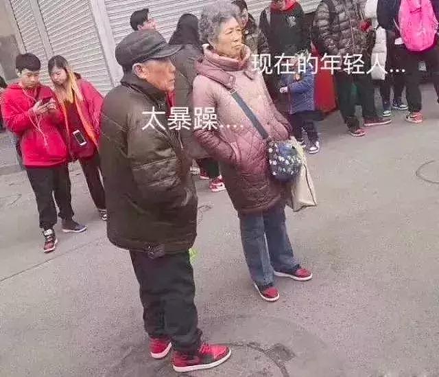 中国老太太买一双NikeAir Max 97万花筒，被老外们集体吐槽了