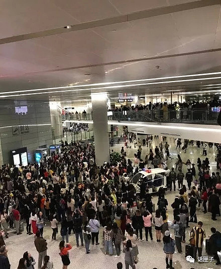 上海虹桥机场玻璃被追星粉丝挤碎，公安部微博发声（视频/组图） - 5