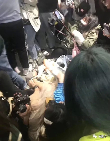 上海虹桥机场玻璃被追星粉丝挤碎，公安部微博发声（视频/组图） - 9