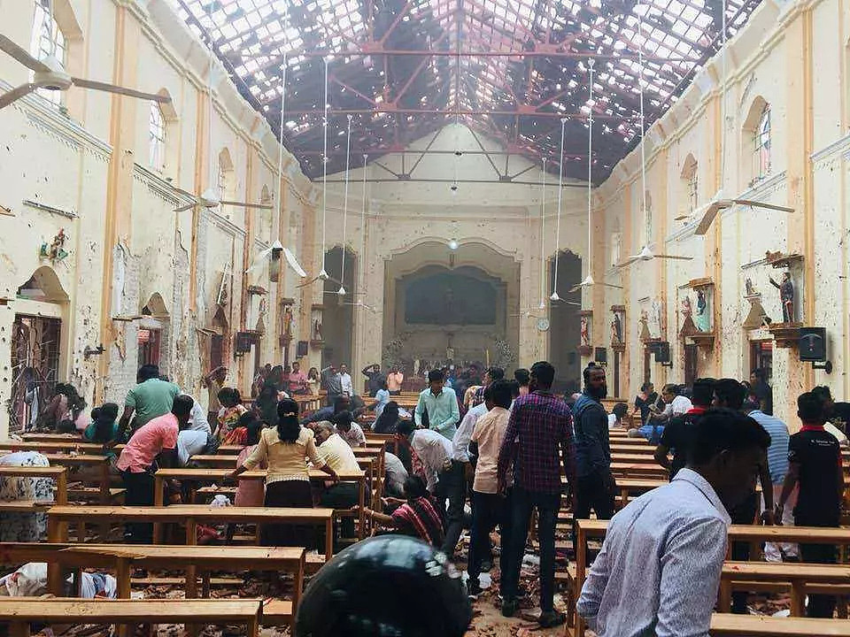 最新 | 斯里兰卡惨遭8次连环爆炸, 2名中国人身亡! 超过215人死亡, 450人受伤, 3教堂4酒店被炸毁! 现场视频/图 - 13