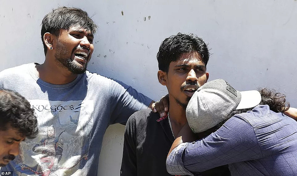 最新 | 斯里兰卡惨遭8次连环爆炸, 2名中国人身亡! 超过215人死亡, 450人受伤, 3教堂4酒店被炸毁! 现场视频/图 - 26