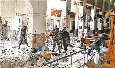 4月21日，科伦坡的圣安东尼教堂遭到爆炸袭击后，现场一片狼藉。