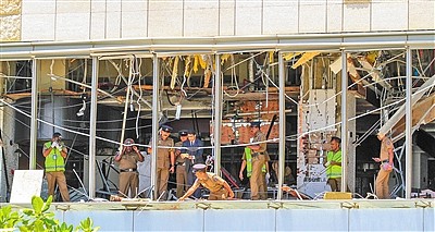 当地安全部门在勘查香格里拉酒店爆炸现场。