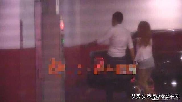 李亚鹏新恋情疑似曝光 街头苦等一小时与神秘女子同返豪宅