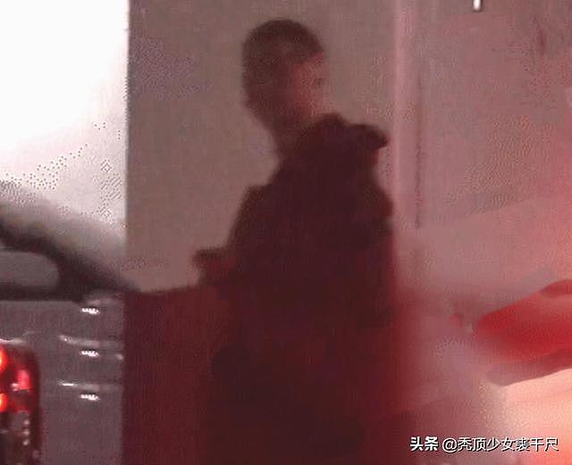 李亚鹏新恋情疑似曝光 街头苦等一小时与神秘女子同返豪宅