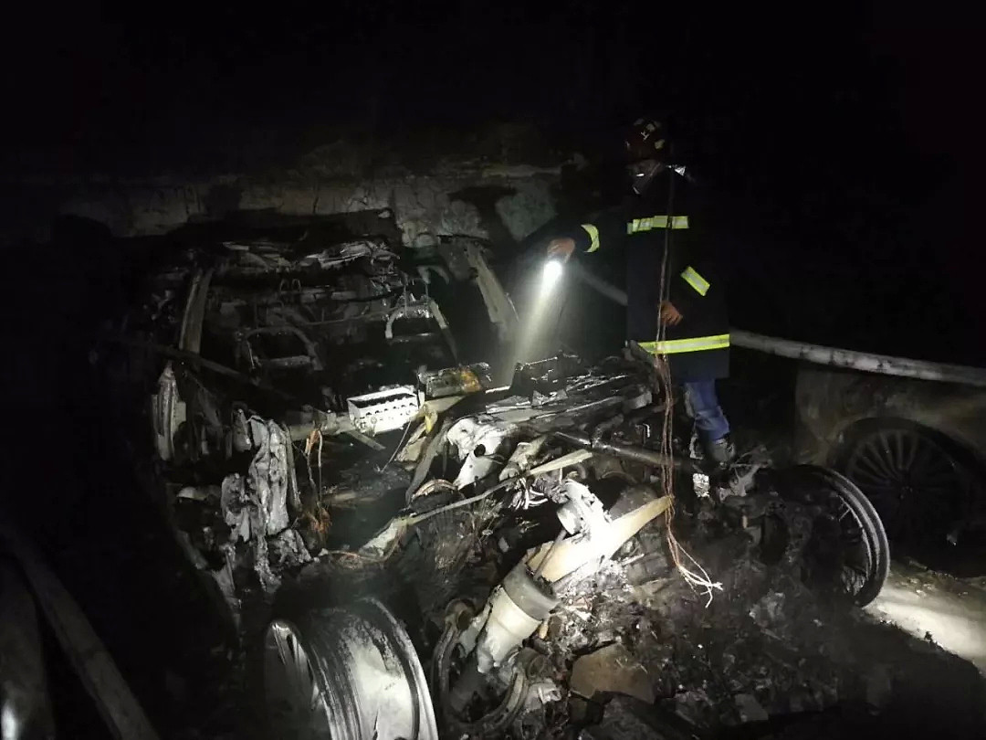 特斯拉车库“自燃”爆炸，旁边的车太倒霉了（视频/组图） - 2