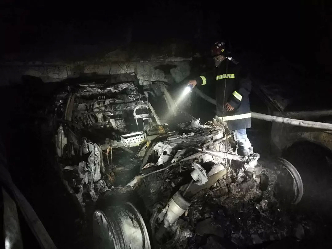 特斯拉车库“自燃”爆炸，旁边的车太倒霉了（视频/组图） - 5