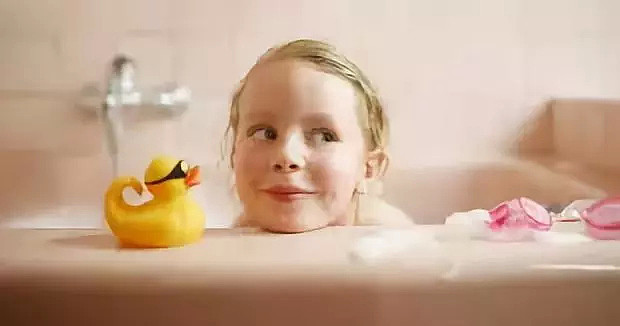 超恐怖！澳洲孩子们洗澡必备的神器，竟含有上千万病菌！千万别让孩子玩了... - 1