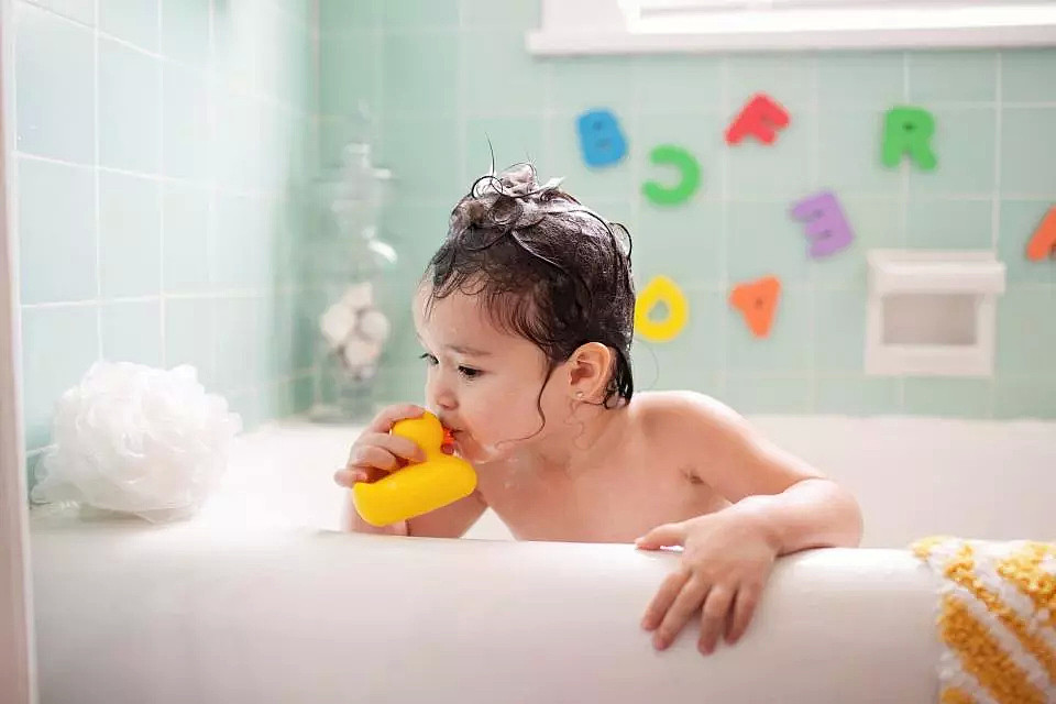 超恐怖！澳洲孩子们洗澡必备的神器，竟含有上千万病菌！千万别让孩子玩了... - 14