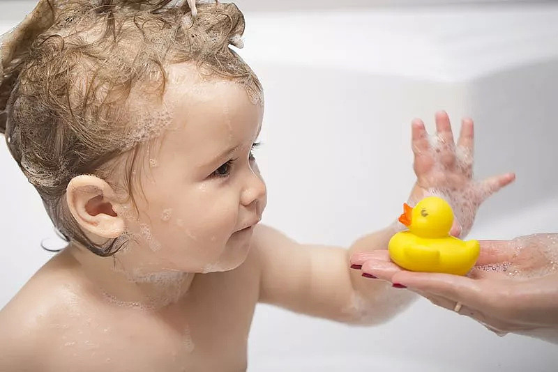 超恐怖！澳洲孩子们洗澡必备的神器，竟含有上千万病菌！千万别让孩子玩了... - 16