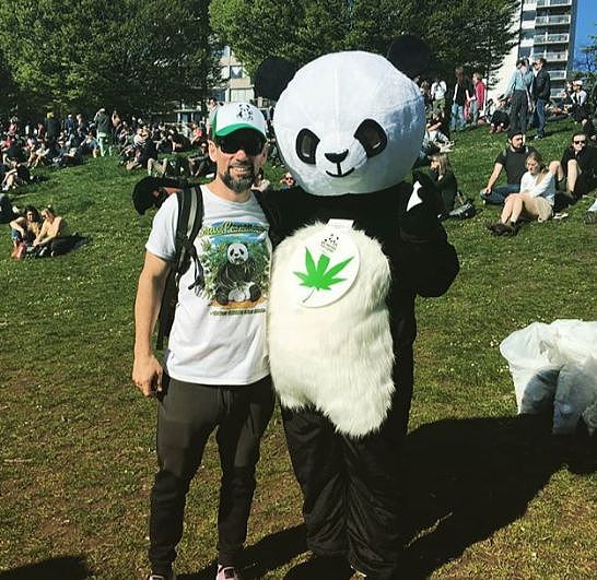 疯狂! 420温哥华海滩沦陷，10万瘾君子集体吞云吐雾，营业额竟高达4000万（组图） - 7