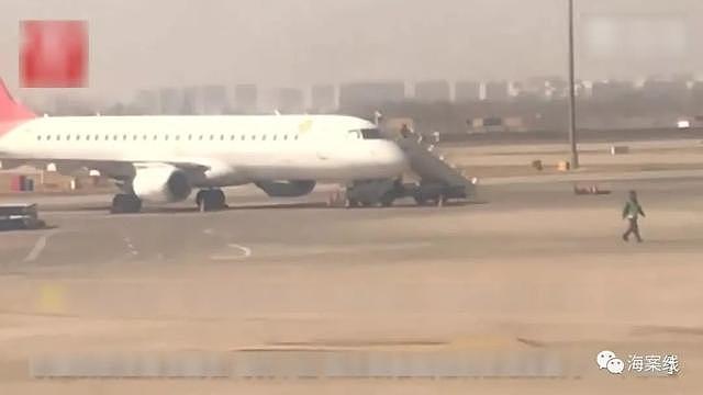 事发南宁机场！一女子朝飞机扔硬币，100多名乘客被迫下机