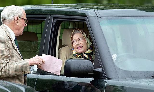 93岁女王开车去教堂，路遇民众带孩子散步，老太太直接从草坪绕道