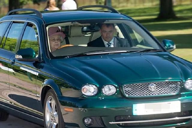 93岁女王开车去教堂，路遇民众带孩子散步，老太太直接从草坪绕道
