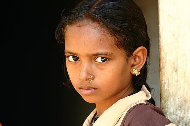 印度重男轻女严重：妻生5女被夫勒死，千万女童被抛弃800万被引产