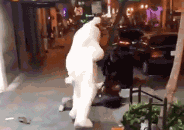 一对男女街头打架，“复活节兔兔”生气了！（视频/组图） - 2