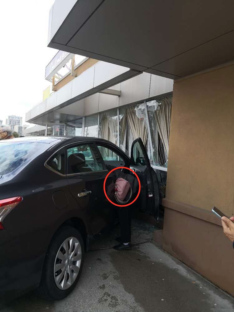 华人餐厅窗边吃饭，突然有辆车破窗而入！真是捡了一条命（组图） - 15
