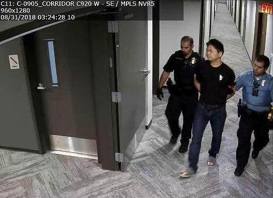 刘强东被捕视频曝光：脚踩拖鞋，警方带走他时拉链还没拉上