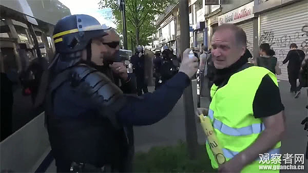 售后服务？法国警察喷完辣椒水，给示威者喷舒缓喷雾（视频/组图） - 2