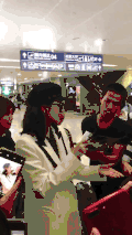 景甜机场被扑倒过刘亦菲的猥琐男当众骚扰，大家却被她的脸吓到了…（视频/组图） - 3