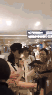 景甜机场被扑倒过刘亦菲的猥琐男当众骚扰，大家却被她的脸吓到了…（视频/组图） - 6