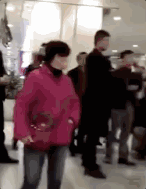 景甜机场被扑倒过刘亦菲的猥琐男当众骚扰，大家却被她的脸吓到了…（视频/组图） - 25