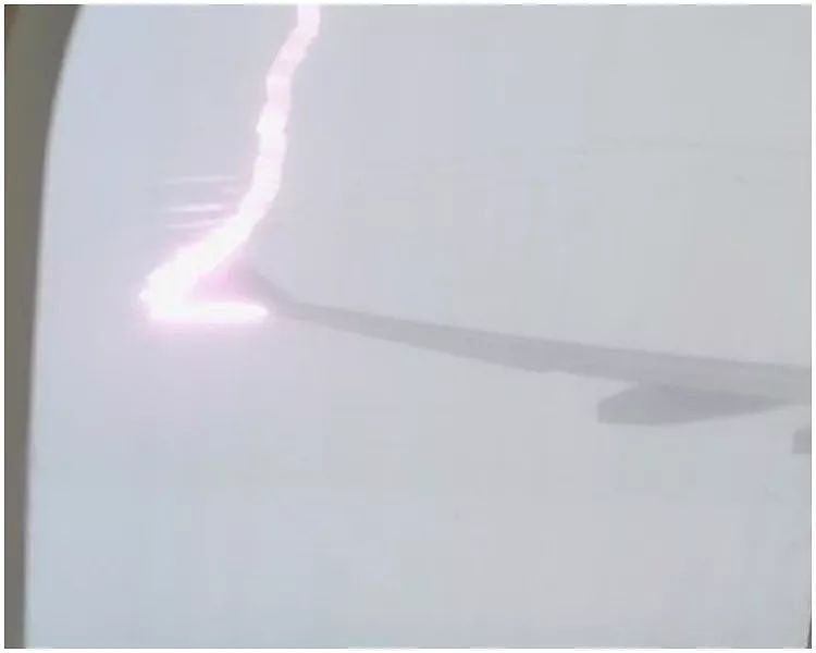 国泰飞上海客机被雷劈 感觉散架 全机尖叫到虚脱（视频/组图） - 4