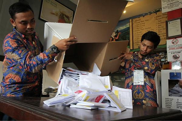 1.93亿选民投票全靠人工数 印尼大选累死272人（图） - 1