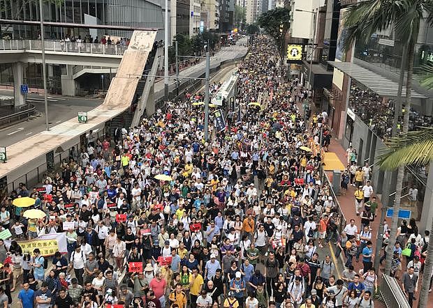 惊！香港爆发大规模示威 民众高喊林郑月娥下台（图） - 1